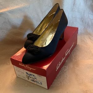 Ferragamo black silk pumps 2inch heal